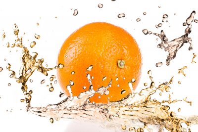 Fruit orange dans l'eau