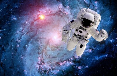 Galaxie rose avec un plan rapproché de cosmonaute