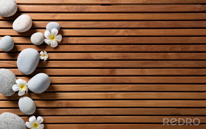 Tableau  galets zen et fleurs de spa sur une planche de bois de hammam