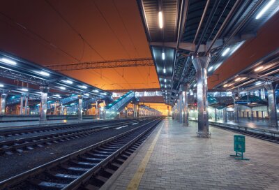 Tableau  Gare la nuit. Plate-forme de train dans le brouillard. Railroad