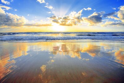 Golden sunrise spectaculaire sur l'océan avec la plage au premier plan