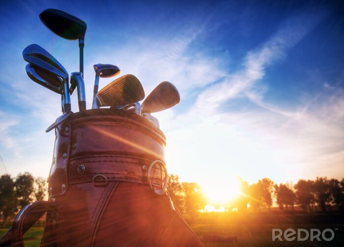 Tableau  Golf engins, clubs au coucher du soleil sur le parcours de golf
