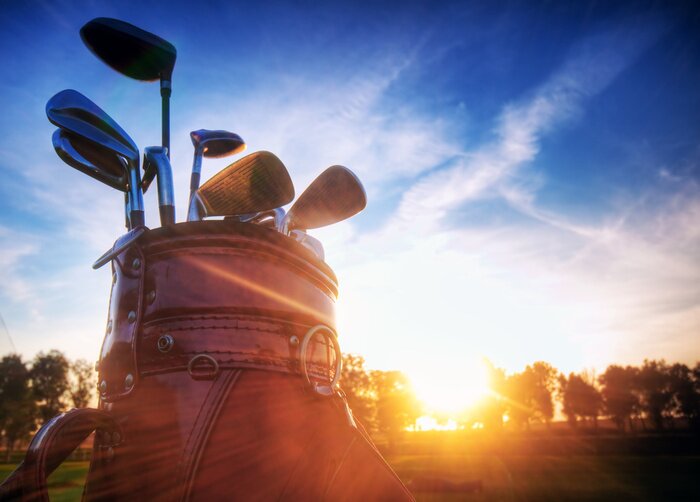Tableau  Golf engins, clubs au coucher du soleil sur le parcours de golf