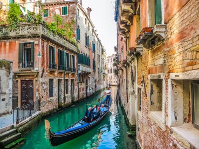 Gondole dans un canal étroit à Venise