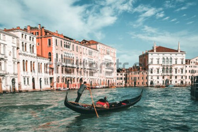 Tableau  Gondole entre les bâtiments à Venise