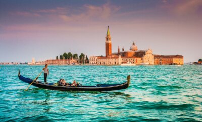 Gondole sur l'eau turquoise à Venise