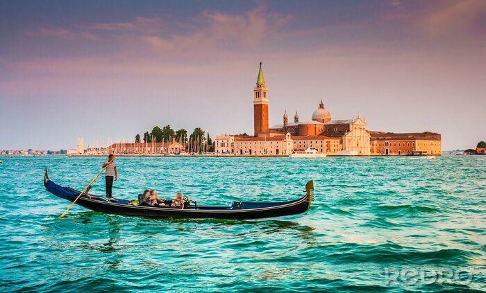 Tableau  Gondole sur l'eau turquoise à Venise