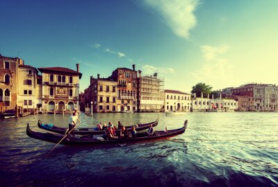 Gondoles avec des touristes à Venise