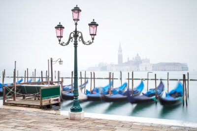 Gondoles bleues à l'arrêt