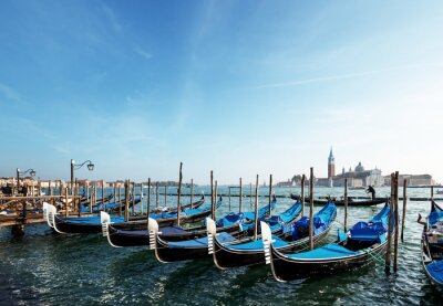 Gondoles bleues à Venise