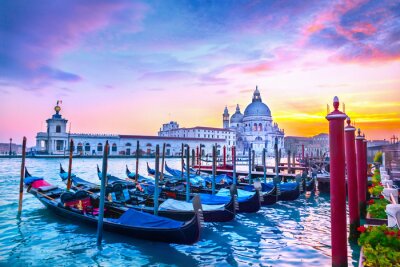 Gondoles colorées de Venise au coucher du soleil