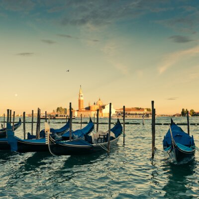 Gondoles et une île près de Venise