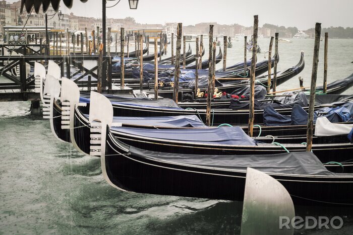 Tableau  Gondoles sous la pluie à Venise