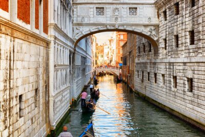 Gondoles sous le Pont des Soupirs à Venise