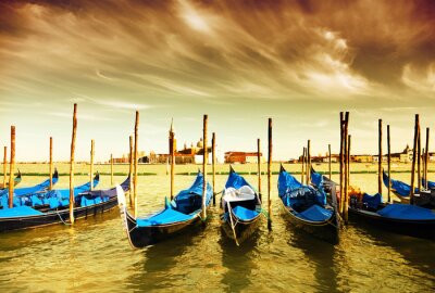 Gondoles sur le fond des monuments de Venise