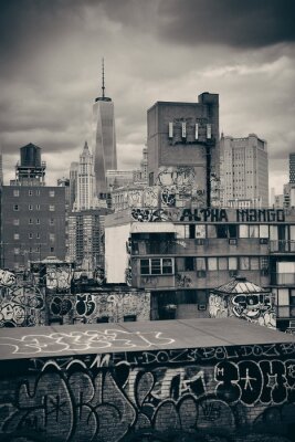 Graffiti et les bâtiments urbains dans le centre de Manhattan.