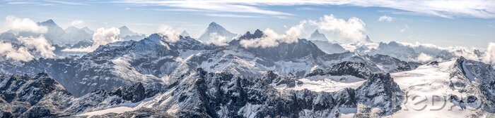 Tableau  grand panorama sur une chaîne de montagne enneigée des Alpes suisses