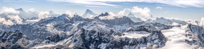 Tableau  Grand panorama sur une chaîne de montagne enneigée des Alpes suisses