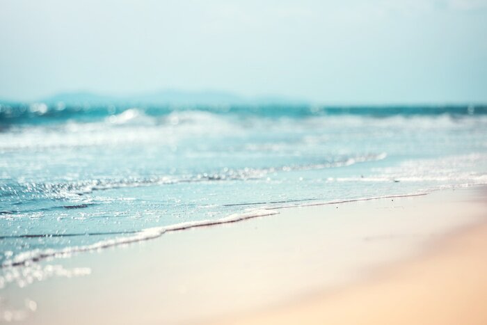 Tableau  Gros plan sur des vagues douces et le bord de mer