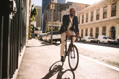 Tableau  Homme d'affaires souriant va travailler à vélo