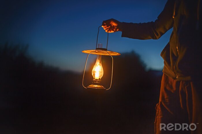 Tableau  Homme, tenue, vieux, lampe, chandelle, dehors Main tient une grande lampe dans l'obscurité. Lanterne ancienne avec une bougie illumine la voie sur une nuit