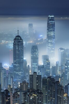 Hong Kong de nuit dans le brouillard