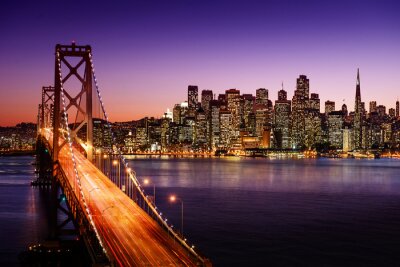 Horizon de San Francisco et Bay Bridge au coucher du soleil, en Californie