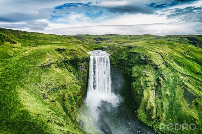 Tableau  Islande cascade Skogafoss dans le paysage nature islandais. Les attractions touristiques célèbres et les destinations de destinations dans le paysage nature islandais sur l'Islande du Sud. Vue aérienn