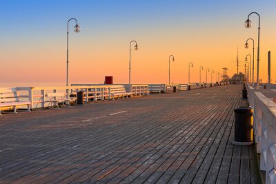 Jetée vide lever du soleil