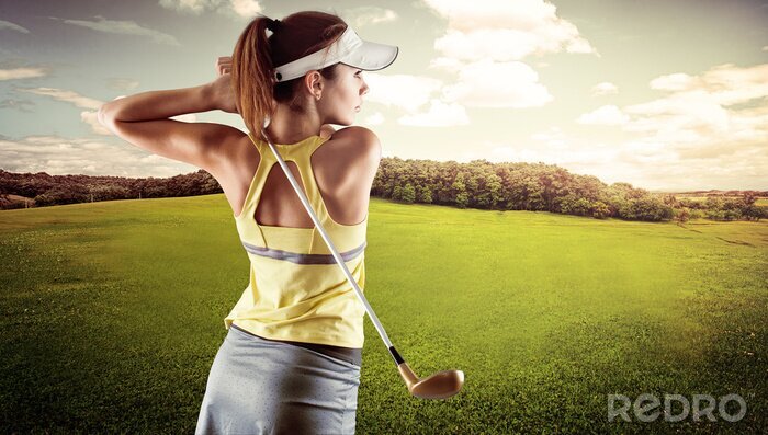 Tableau  Jeune femme en tenue de sport jouer au golf sur le terrain vert