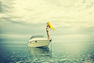 Tableau  Jeune femme sexy en bikini sur son yacht privé