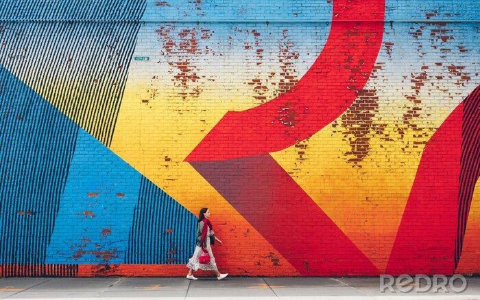 Tableau  Jeune fille marchant près du mur avec des graffitis