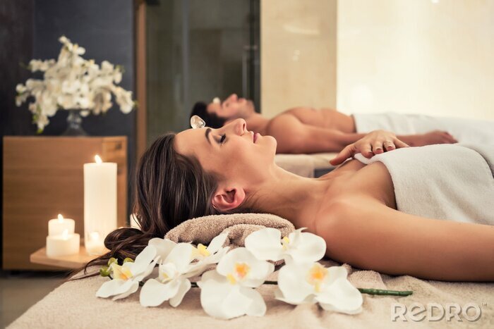 Tableau  Jeune homme se détendre avec son partenaire sur les lits de massage au centre de spa et de bien-être moderne