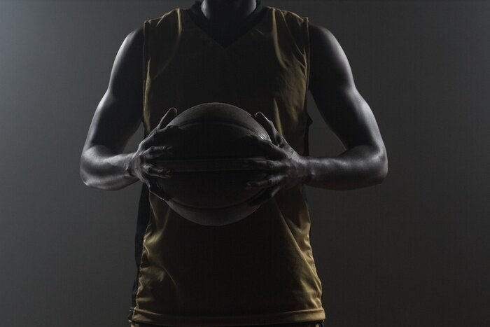 Tableau  joueur de basket-ball sur un fond sombre