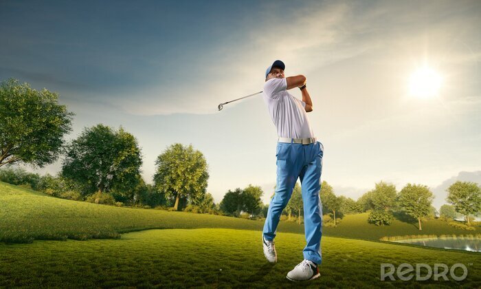 Tableau  Joueur de golf masculin sur un parcours de golf professionnel. Golfeur avec club de golf prenant un coup