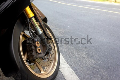 Tableau  L'étrier de roue avant et le frein à disque abs de la moto restent sur la route