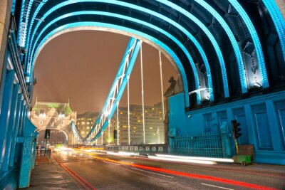 L'intérieur de Tower Bridge la nuit