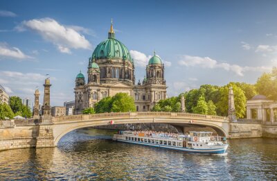 La cathédrale de Berlin au bord d'une rivière