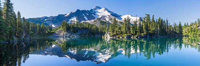 Tableau  La montagne volcanique dans la lumière du matin se reflète dans les eaux calmes du lac.
