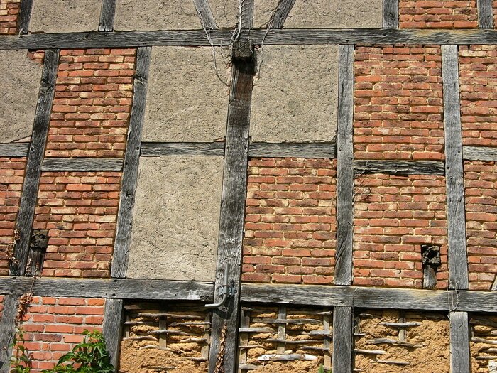 Tableau  La structure en treillis avec des poutres et des murs de briques