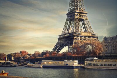 La Tour Eiffel au bord du fleuve