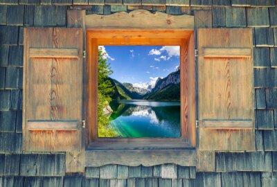 Lac à travers une lucarne