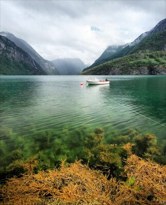 Lac et bateau sur fond de montagnes