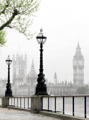 Lampadaires à Londres sous le brouillard
