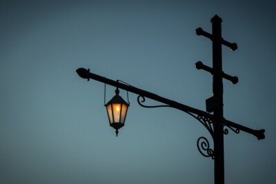 Tableau  lanterne de rue vintage contre un ciel sombre