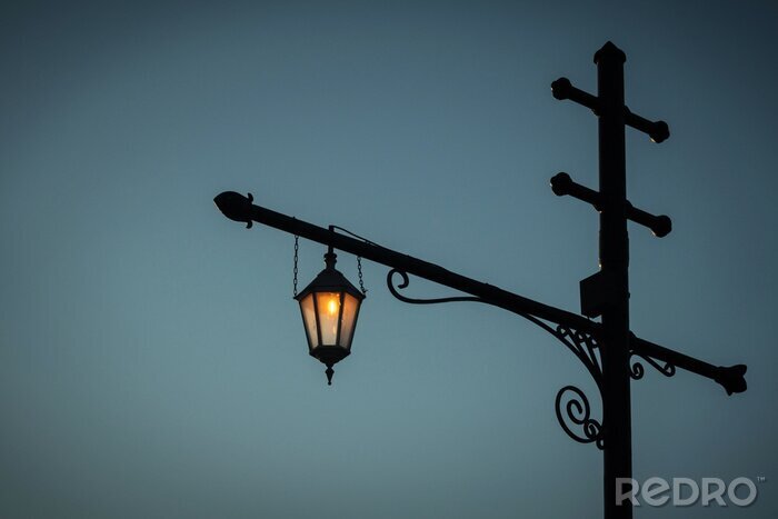 Tableau  lanterne de rue vintage contre un ciel sombre