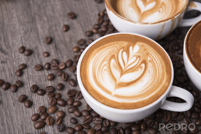 Tableau  latte ou cappuccino avec mousse mousseuse, tasse de café vue de dessus sur la table dans le café.