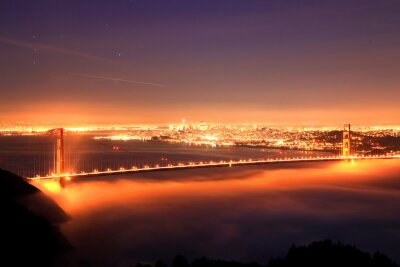 Le célèbre pont dans le brouillard