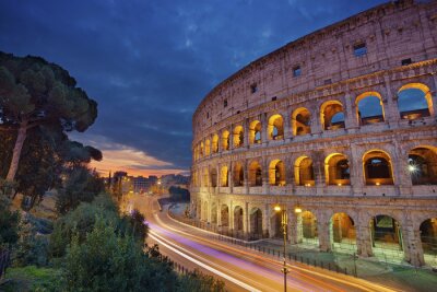 Le Colisée atmosphérique à Rome la nuit