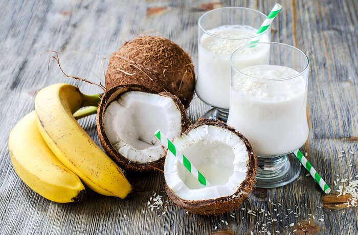 Tableau  Le lait de coco boisson smoothie avec des bananes sur fond de bois